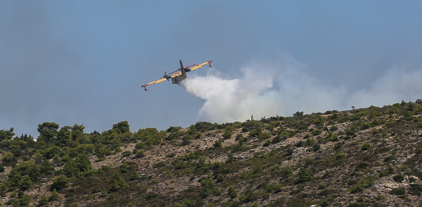 Πεταλίδι Μεσσηνίας: Ανεξέλεγκτη η φωτιά – Εκκενώνεται οικισμός (βίντεο)