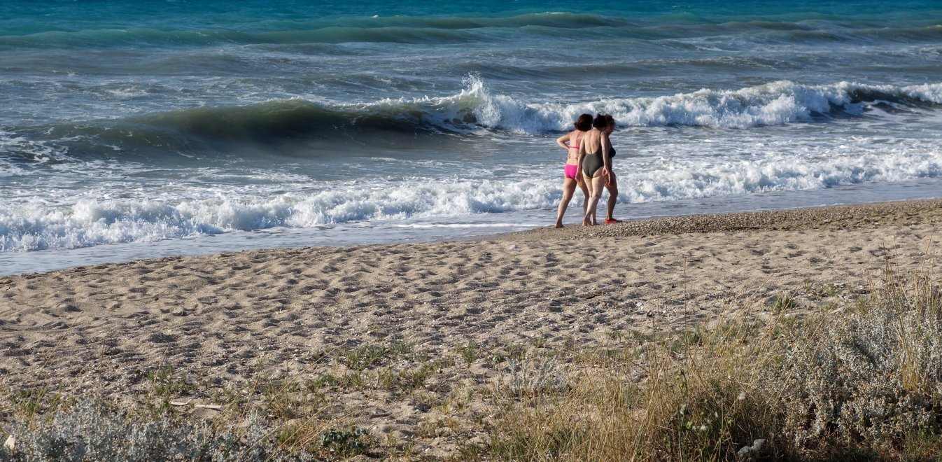 Καιρός: Kαύσωνας και μποφόρ σήμερα – Σε ποιες περιοχές θα «χτυπήσει» 38αρια