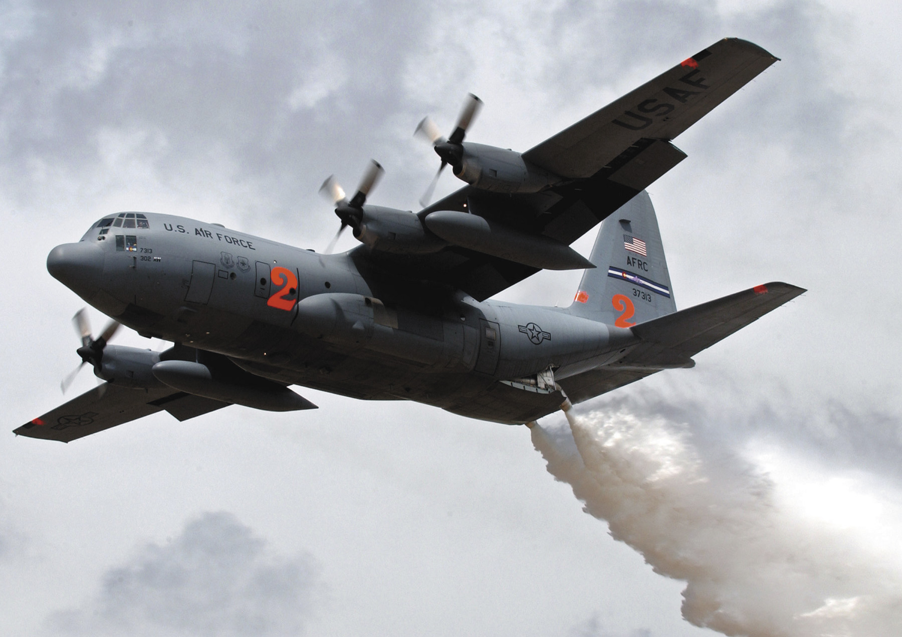 Τα αμερικανικά «πυροσβεστικά» C-130 έπιασαν δουλειά στην Καλιφόρνια (βίντεο)