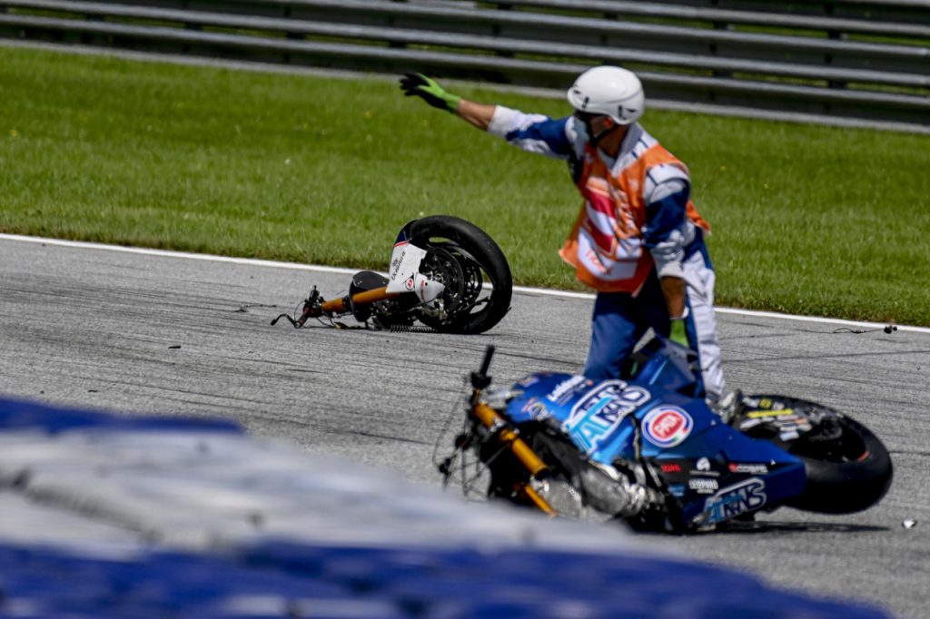 Τρομακτικό ατύχημα και στο Moto2: Έγιναν κομμάτια δύο μηχανές – Βγήκε κόκκινη σημαία (βίντεο)