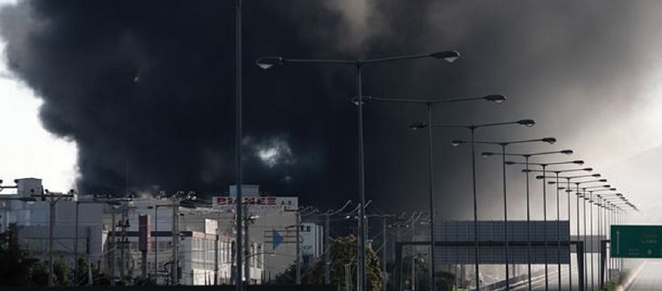 Τοξικό νέφος από την φωτιά στη Μεταμόρφωση πλημμύρισε την Αττική – Αναπνευστικά προβλήματα και ζαλάδες (βίντεο)