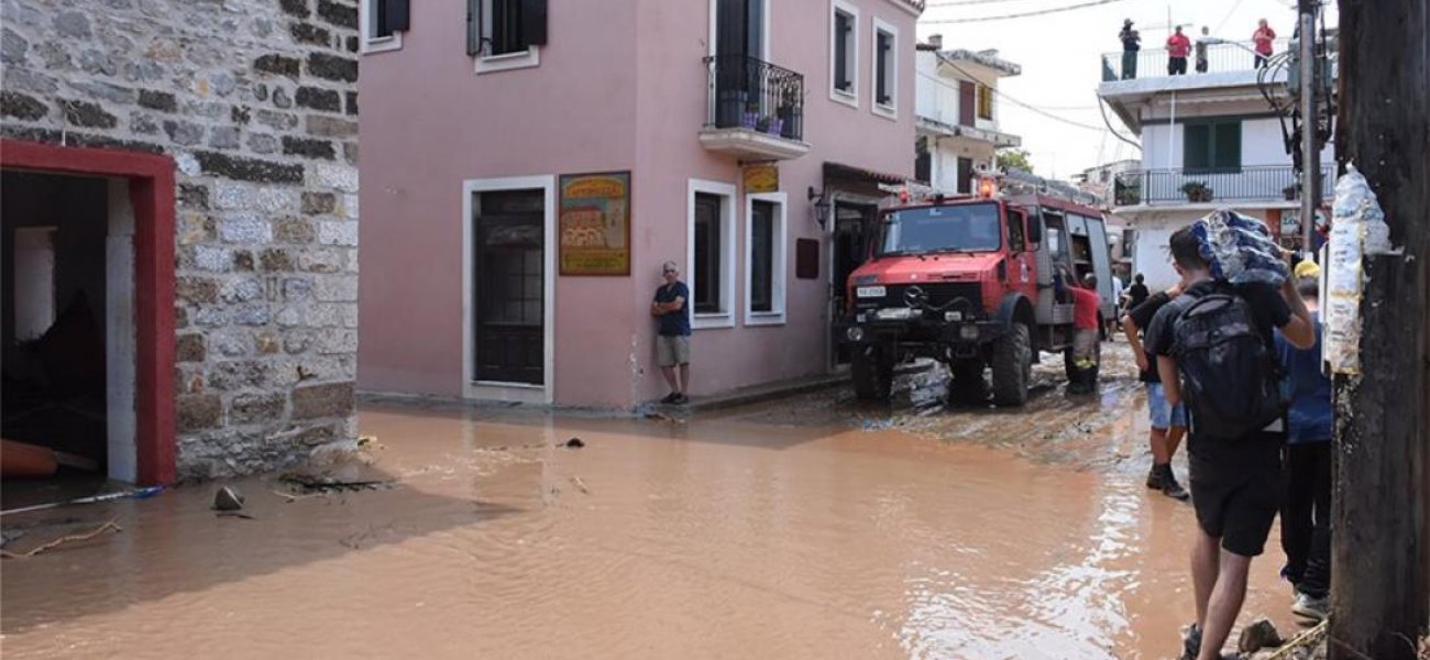 Ομάδα νεαρών από το Μάτι προσφέρει βοήθεια στους πληγέντες της Εύβοιας