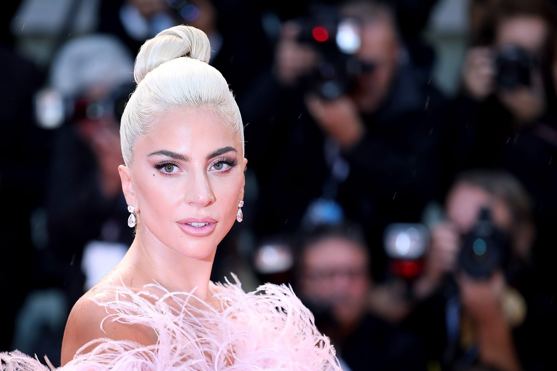 Η Lady Gaga στην μπανιέρα της χαλαρώνει με… παγάκια (φωτό)