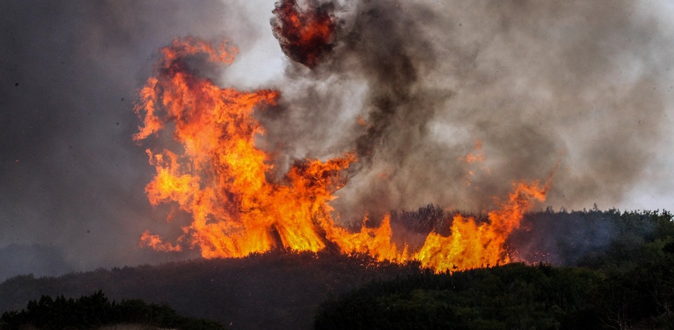 Φωτιά στο Ηράκλειο Κρήτης – Επιχειρούν 44 πυροσβέστες