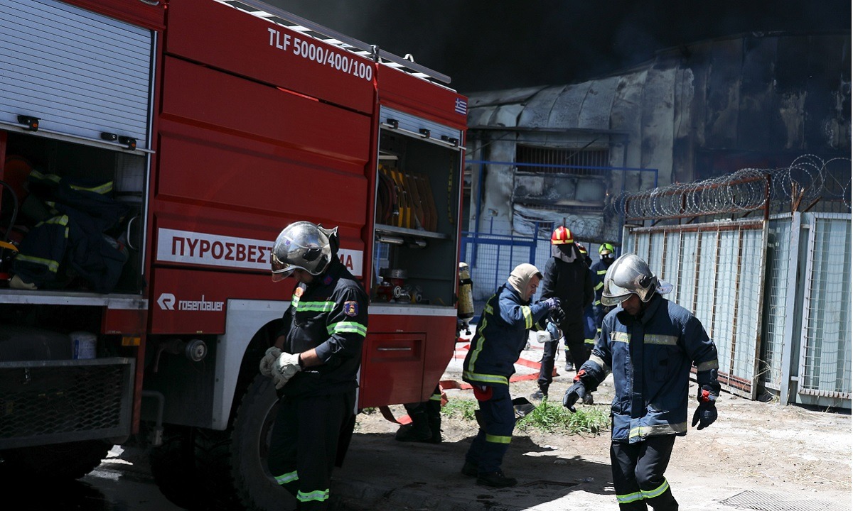 Μπαράζ εμπρησμών αυτοκινήτων στην Αττική – Στις φλόγες οχήματα σε Αχαρνές και Ασπρόπυργο