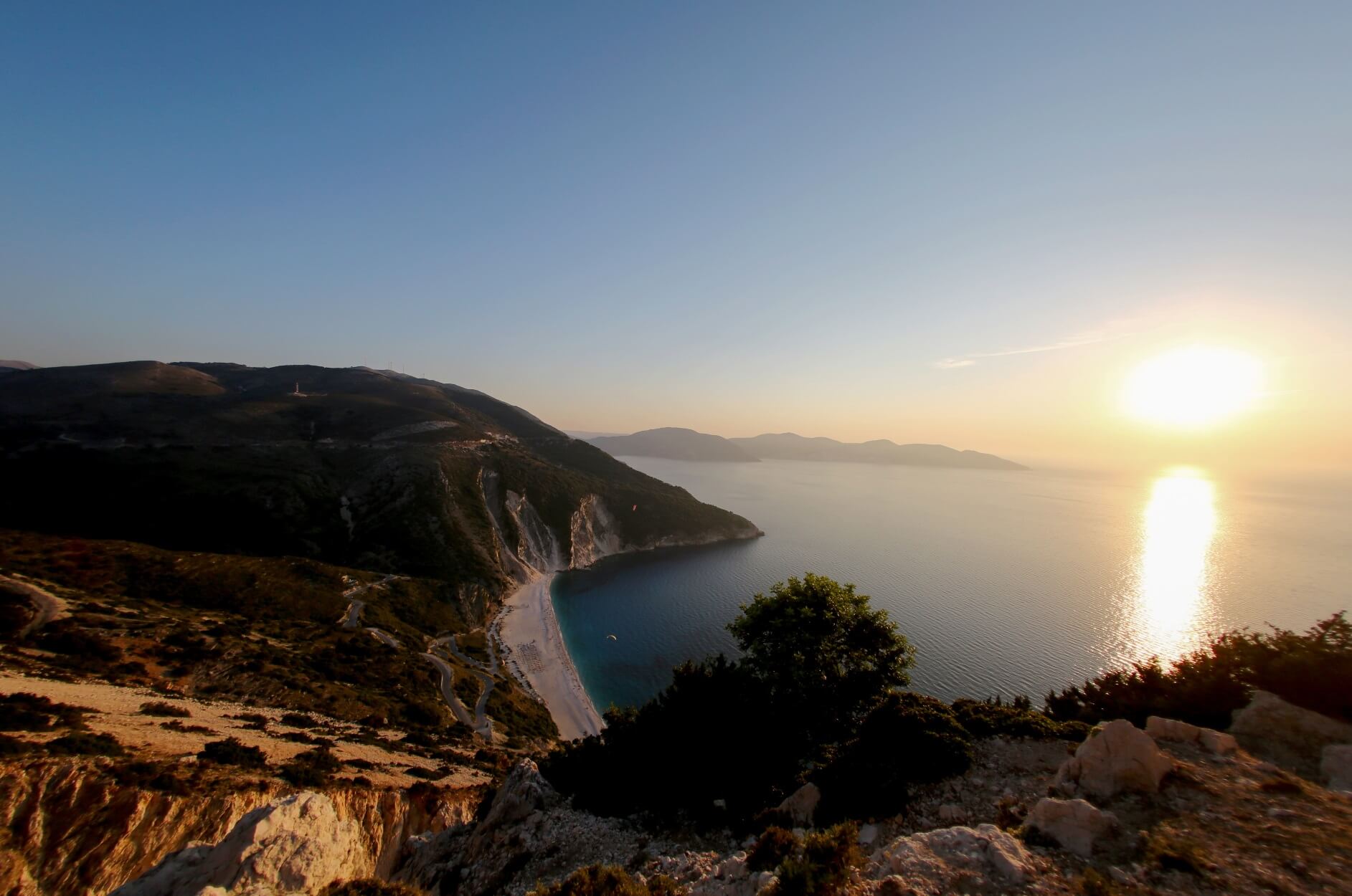 Με ζέστη και λίγες νεφώσεις ο καιρός σήμερα – Μέχρι και 7 μποφόρ στο Αιγαίο