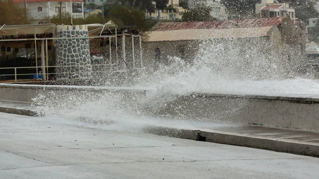 O «τρομερός» «Ιανός» αποδείχτηκε τελικά απλή τοπική κακοκαιρία – Δείτε εικόνες και βίντεο (upd)