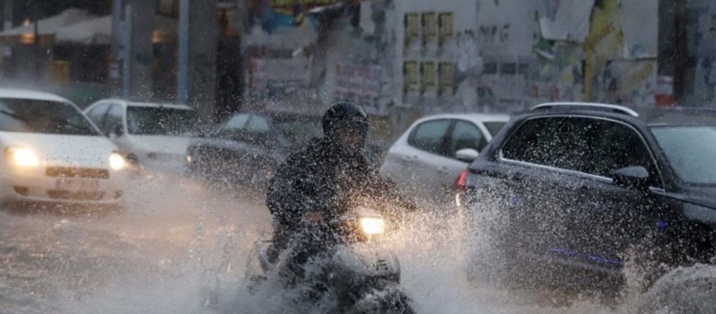 Δρόμοι μετατράπηκαν σε ποτάμια από την κακοκαιρία – Θρίλερ με 30 αγνοούμενους (βίντεο)