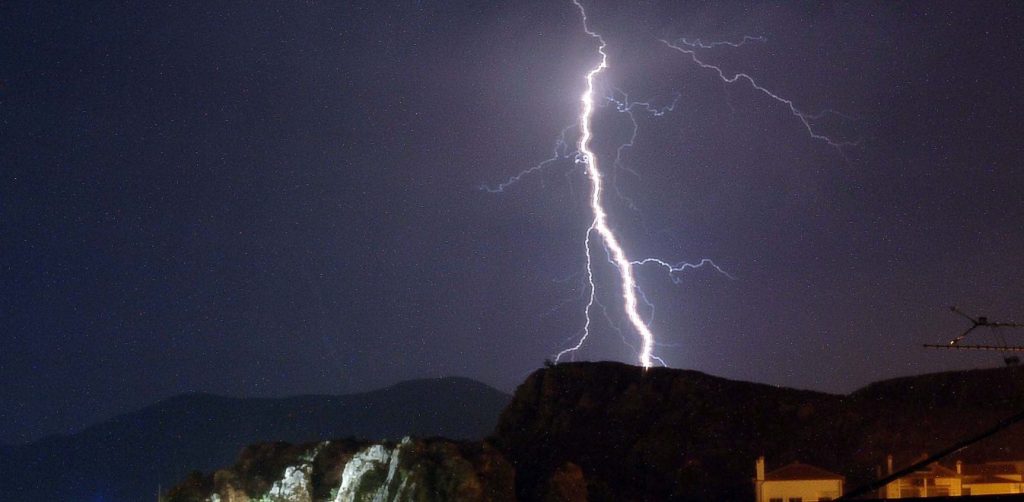 Αμέτρητοι κεραυνοί έπεσαν στο Μεσολόγγι – Έγινε η νύχτα… μέρα (βίντεο)