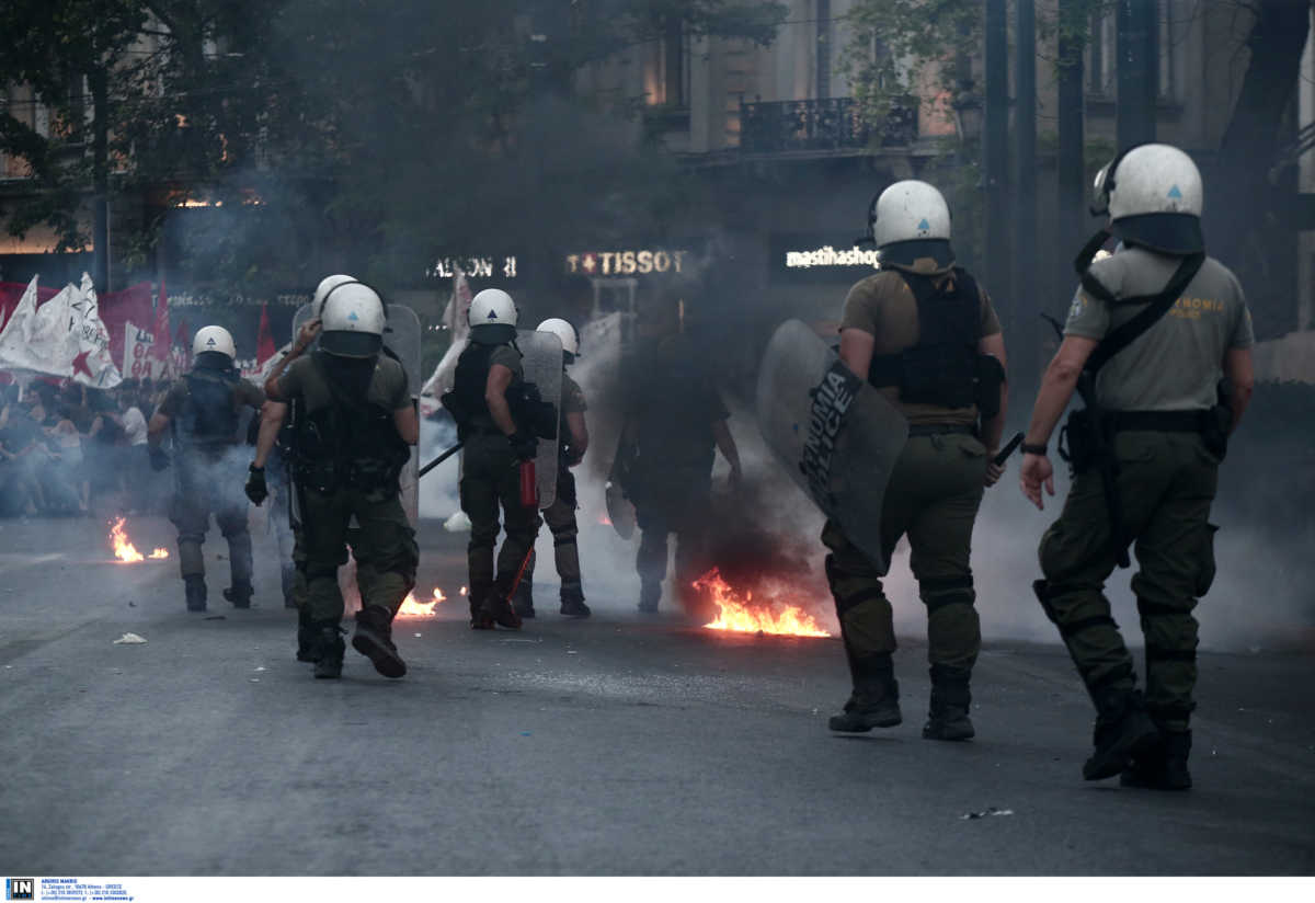 Επεισόδια διαδηλωτών και Αστυνομίας στο Σύνταγμα – Ήθελαν να κατευθυνθούν στην τουρκική πρεσβεία