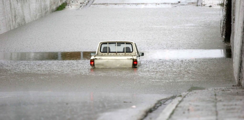 Μεσολόγγι: Πλημμύρισαν δρόμοι και πεζοδρόμια από τη σφοδρή κακοκαιρία (βίντεο)