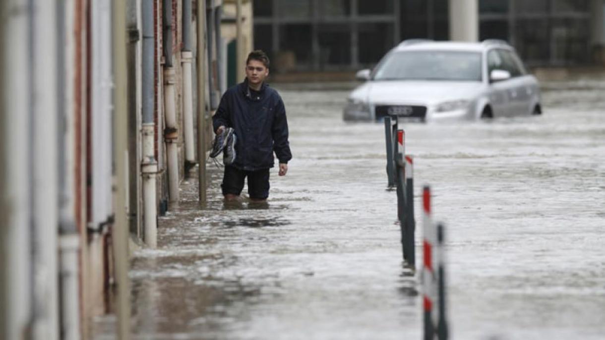 Αγνοούμενοι και καταστροφές στη Γαλλία μετά από καταρρακτώδεις βροχές (βίντεο)