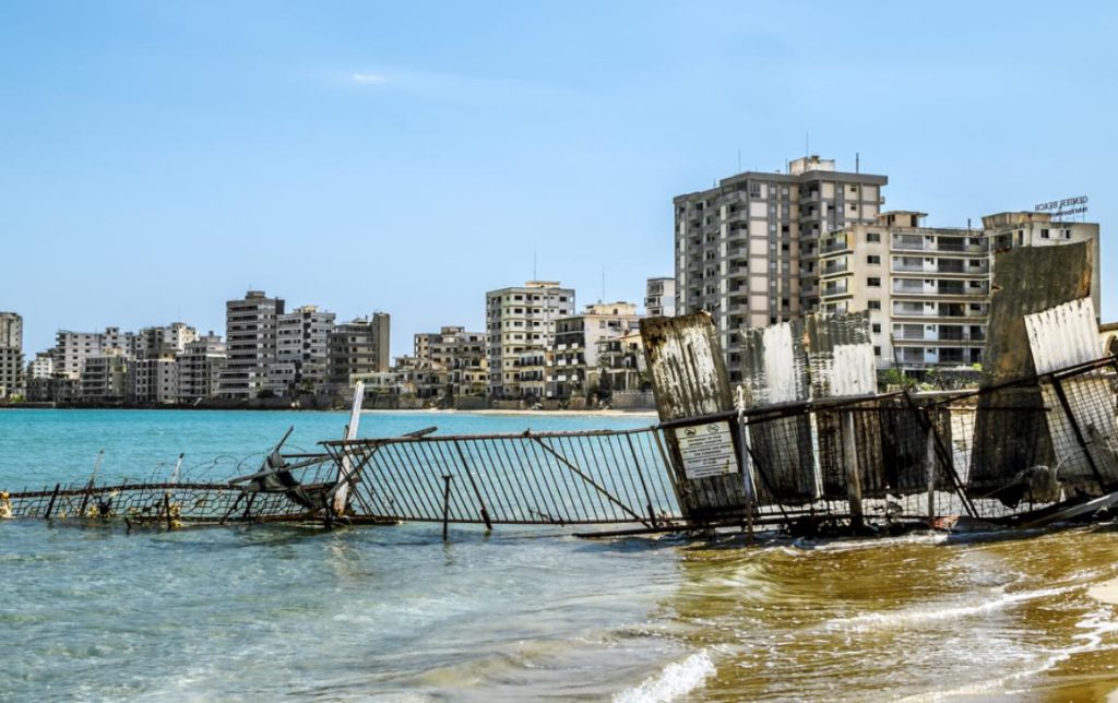 Οι Τούρκοι εισβάλουν ξανά μετά από 46 χρόνια στην Αμμόχωστο και προσαρτούν τα Βαρώσια (βίντεο)