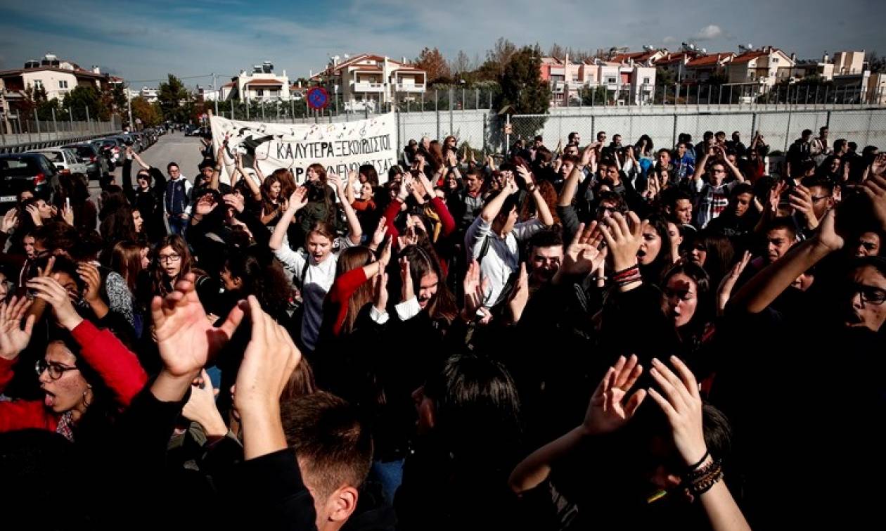 Χημικά και βομβίδες κρότου-λάμψης σε διαμαρτυρία μαθητών έξω από το υπ. Παιδείας (βίντεο)