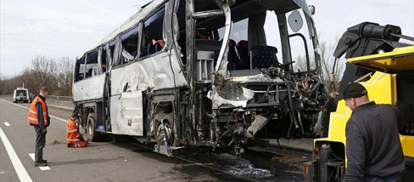 Ταϊλάνδη: 17 νεκροί από σύγκρουση λεωφορείου με τρένο (φωτο)