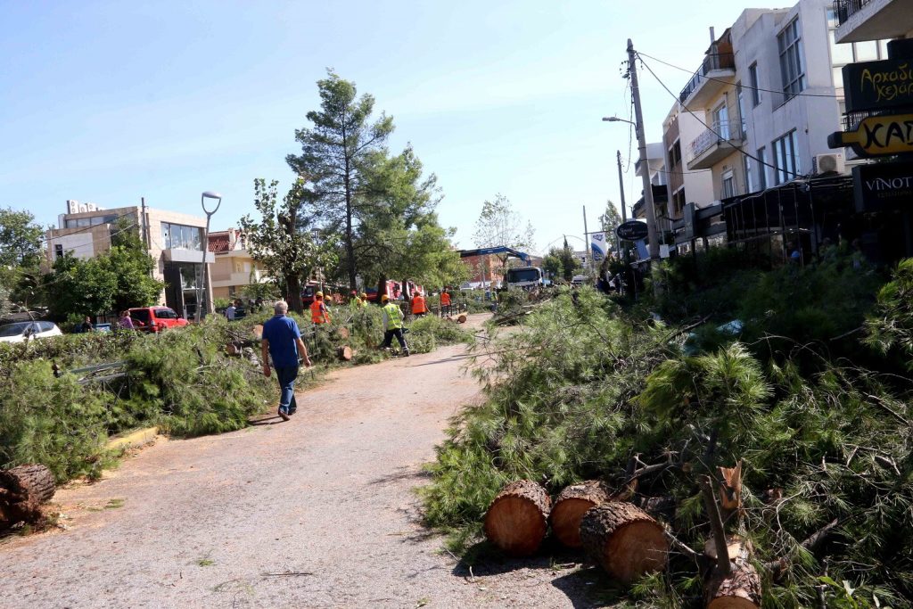 Ανεμοστρόβιλος χτυπάει το Ηράκλειο Αττικής (βίντεο)