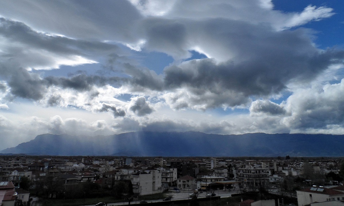 Νεφώσεις με κατά τόπους βροχές και πτώση της θερμοκρασίας ο καιρός σήμερα