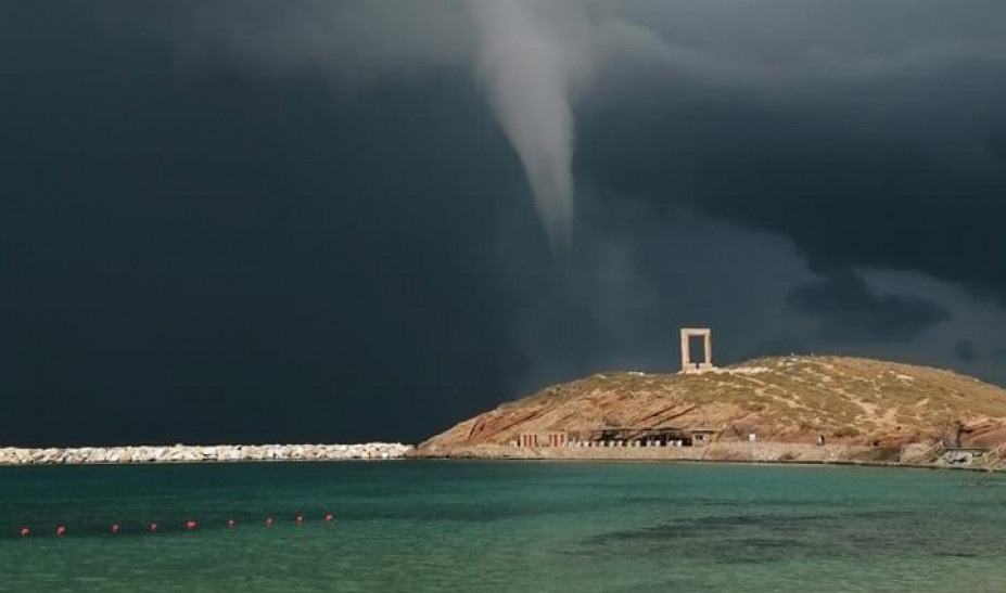 Βίντεο: Εντυπωσιακός υδροστρόβιλος στη Νάξο – Σουρεαλιστικές εικόνες