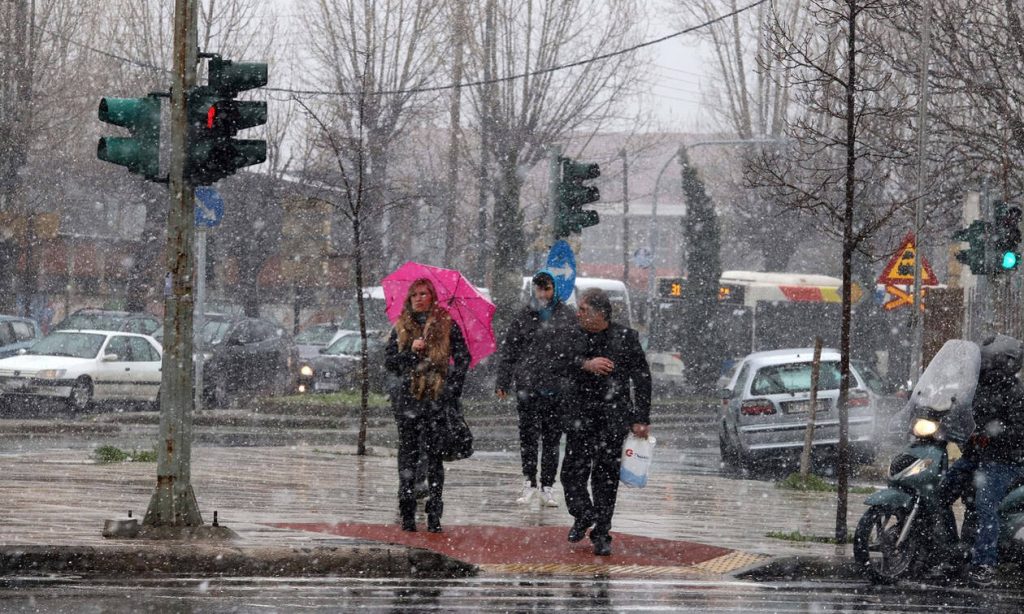 Καιρός: Πού θα πέσουν τα πρώτα χιόνια την Παρασκευή (βίντεο)