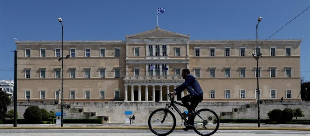 Αλλαγές στην Βουλή για την προστασία από τον κορωνοϊό – Πύλες θερμομέτρησης και μείωση βουλευτών