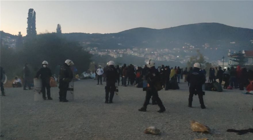 Σάμος: Κάηκαν 15 σκηνές από τη φωτιά στον χώρο γύρω από το ΚΥΤ – Δείτε βίντεο