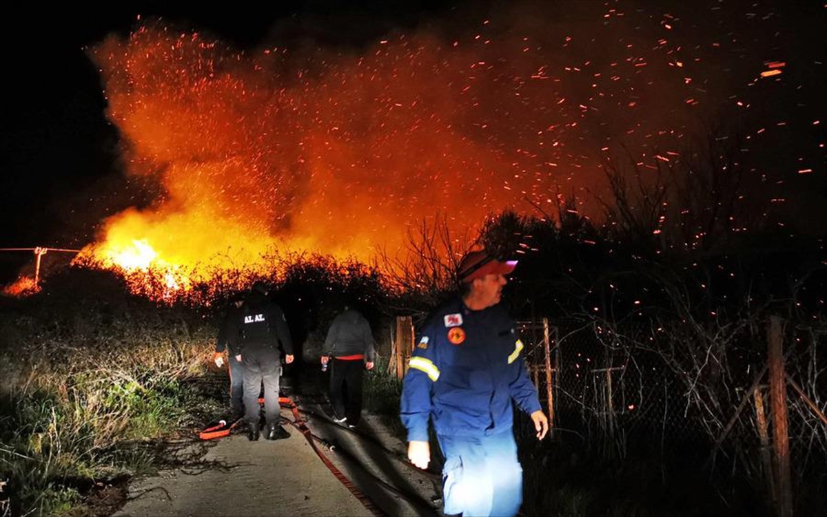 Μεγάλη φωτιά σε εκκοκκιστήριο βάμβακος στη Βοιωτία