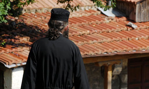 Ο Εισαγγελέας ξεκίνησε έρευνα σε ιερέα για δηλώσεις για του θανάτους για τον κορωνοϊό και για τα εμβόλια