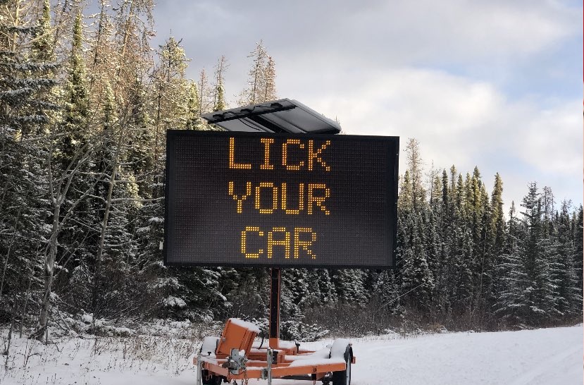 Πινακίδες σε δρόμο στον Καναδά: «Μην αφήνετε τους ταράνδους να γλείφουν το αμάξι σας» (φώτο-βίντεο)
