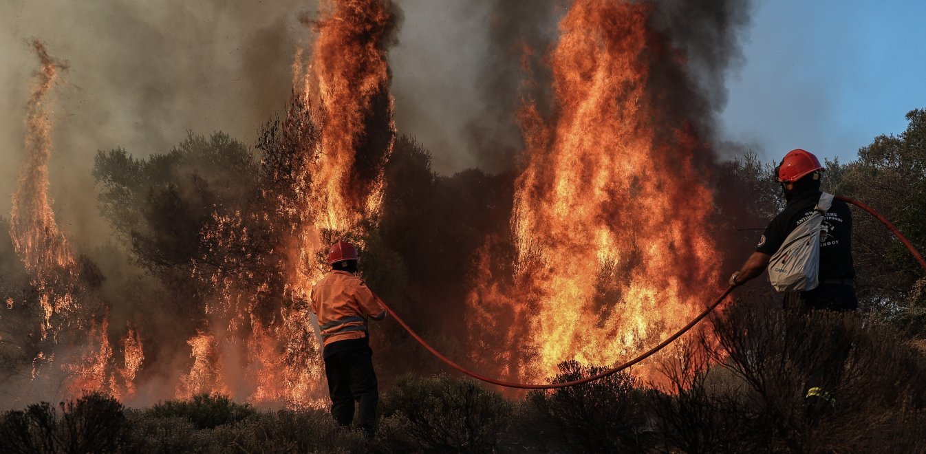 Φωτιά ξέσπασε στο Αλιβέρι – Καίει έκταση κοντά σε οικία