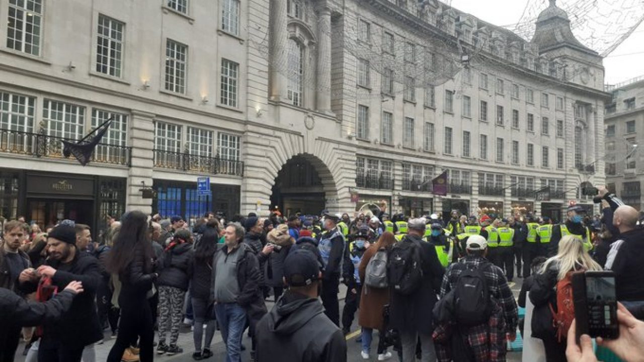 Λονδίνο: Χιλιάδες πολίτες στους δρόμους – Διαμαρτύρονται για το lockdown – 60 συλλήψεις (βίντεο)