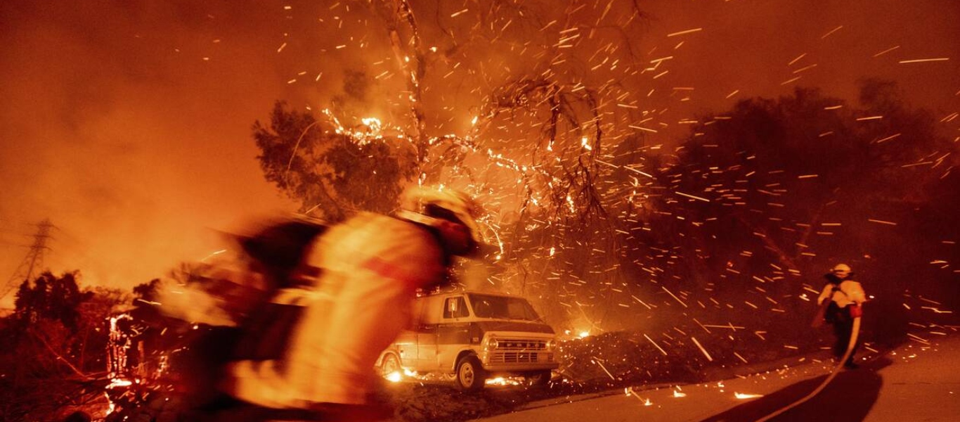 Πύρινη λαίλαπα καταστρέφει δασικές εκτάσεις στην Καλιφόρνια – Κάτοικοι εγκατέλειψαν τα σπίτια τους (βίντεο)