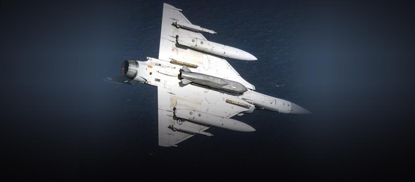 Φωτό-ντοκουμέντο: Μαχητικό Mirage 2000-5 Mk2 της ΠΑ με βλήμα cruise SCALP-EG ελάχιστα επάνω από τα κύματα του Αιγαίου