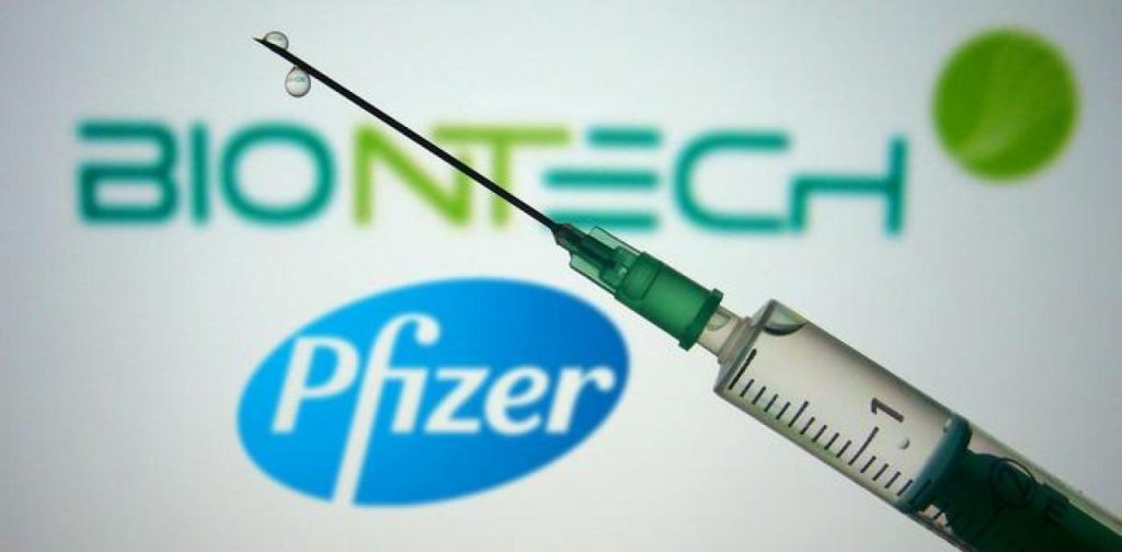 Εμβόλιο Pfizer: Αμερικανίδα νοσοκόμα μετά τη β’ δόση εμφάνισε κάποιες παρενέργειες – «Είχα πυρετό 40,5»