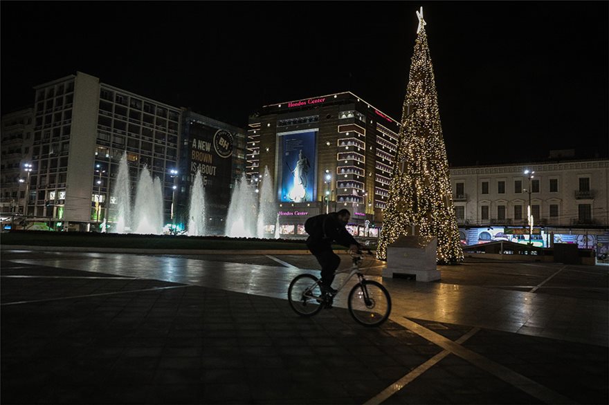 Φωταγωγήθηκε το χριστουγεννιάτικο δέντρο στην… άδεια πλατεία Ομονοίας (φωτο)