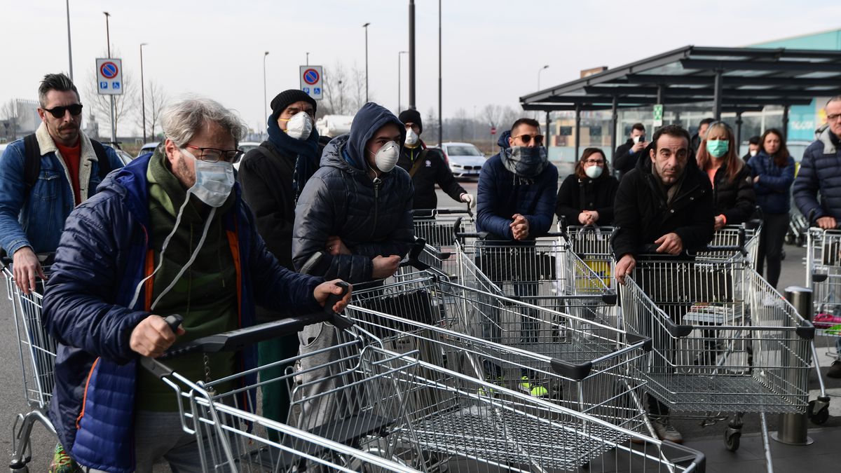 Σκηνές τρόμου από τα παρατεταμένα lockdowns στον κόσμο – Ουρές χιλιάδων στο Μιλάνο για δωρεάν τρόφιμα (βίντεο)