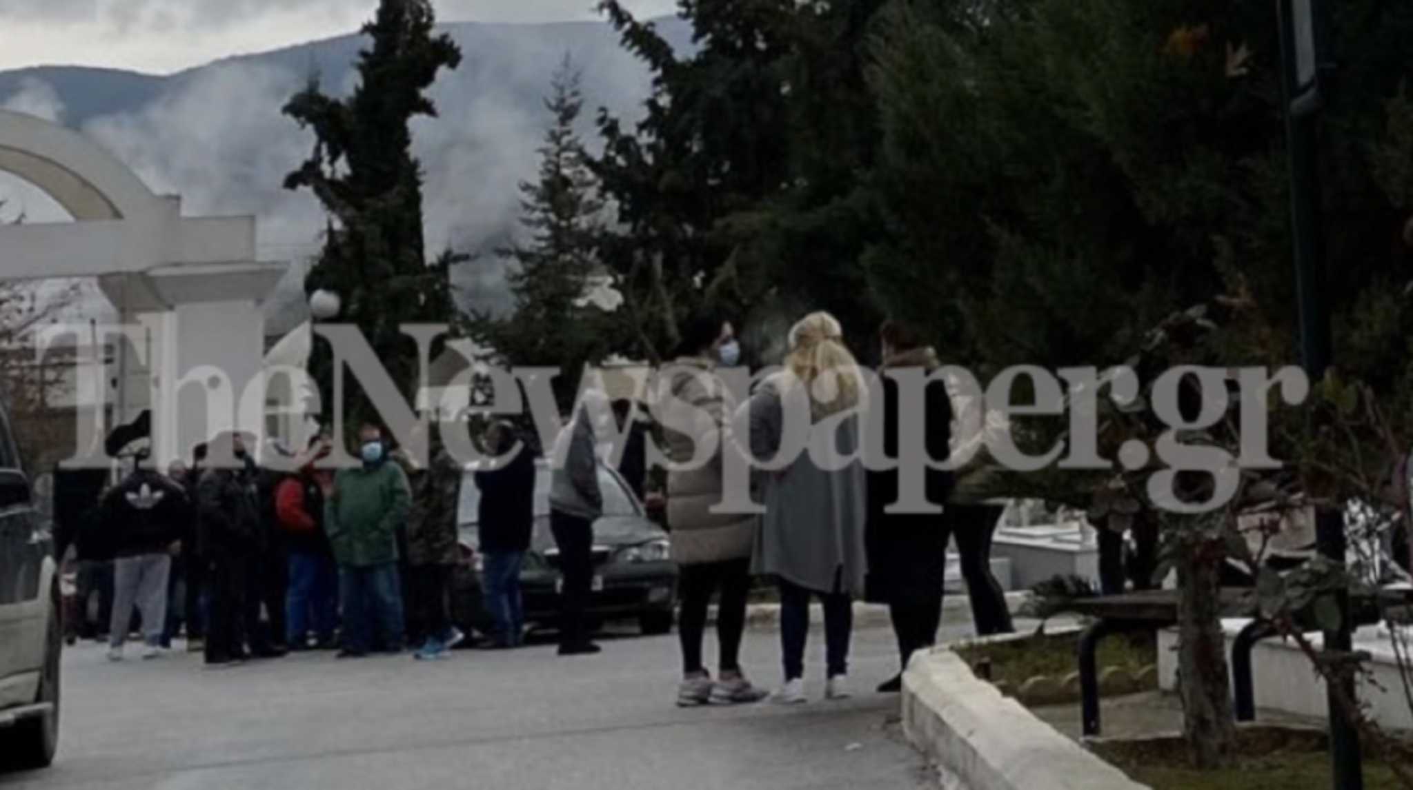 Δύο μέτρα και δύο σταθμά: Δεκάδες Ρομά σε κηδεία στο Βόλο – Κανένα πρόστιμο (φώτο)