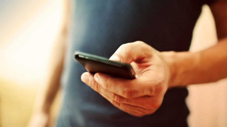 Απατεώνες άρπαξαν 7.000 ευρώ με ψεύτικο SMS για αλλαγή κωδικών