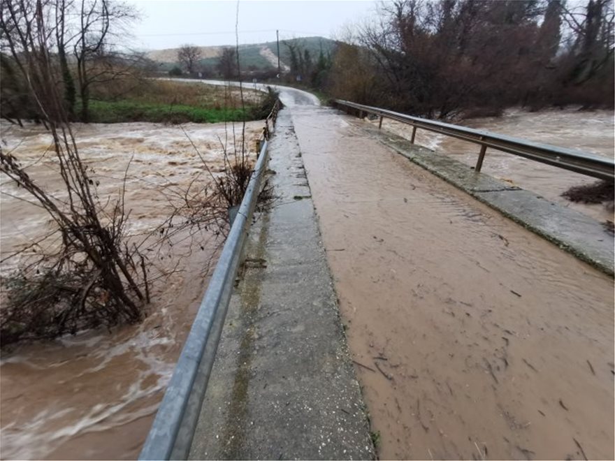 Οριακή η κατάσταση στον Έβρο από την κακοκαιρία που «σαρώνει» – Σοβαρά κυκλοφοριακά προβλήματα (βίντεο)