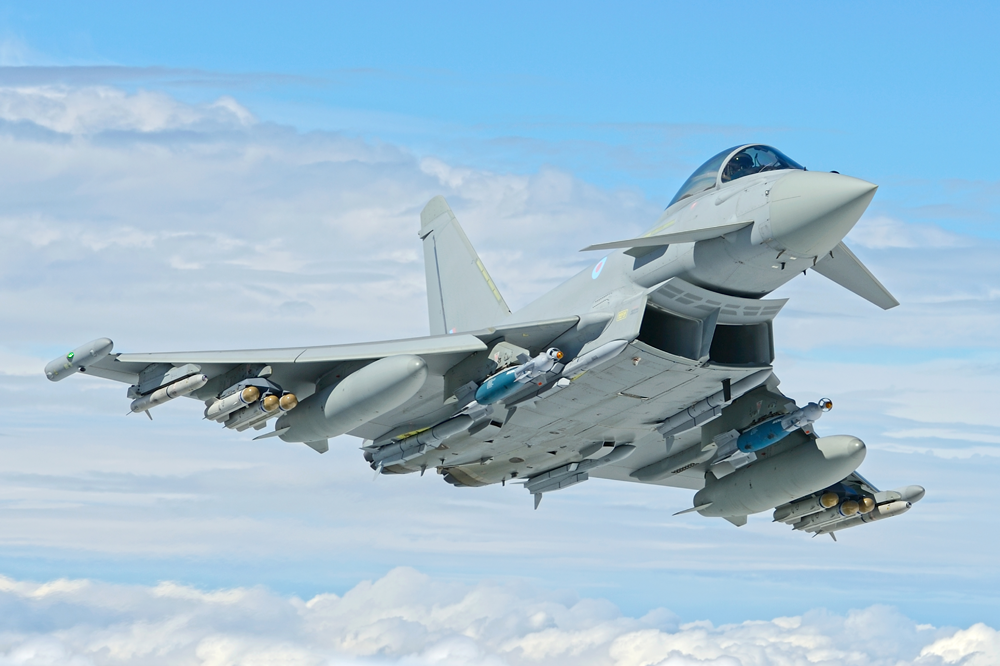 Πανικός στην Βρετανία: Η στιγμή που Eurofighter Typhoon σπάει το φράγμα του ήχου πάνω από το Λονδίνο (βίντεο)