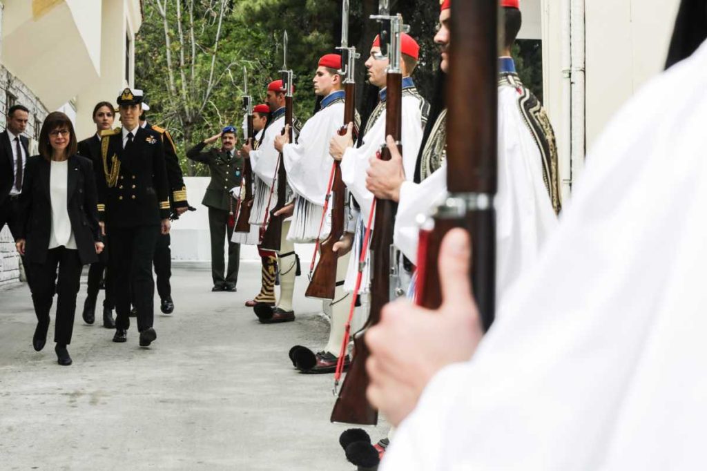 Κ.Σακελλαροπούλου: «Οι εύζωνες της Προεδρικής Φρουράς συνδέουν το παρελθόν με το παρόν και το μέλλον μας»