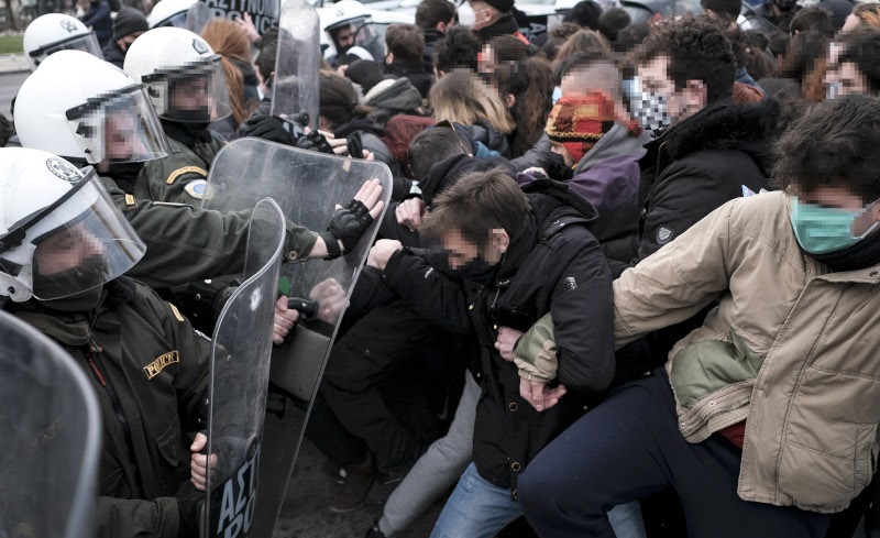 Πορείες φοιτητών κατά του νέου νομοσχεδίου για την Παιδεία – Ένταση και χημικά στη Θεσσαλονίκη (φώτο-βίντεο)