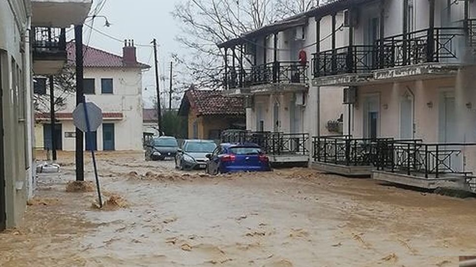 Κακοκαιρία: Απεγκλωβίστηκαν οι μαθητές από σχολείο του Έβρου – «Μέσα σε 10 λεπτά όλα μετατράπηκαν σε ποτάμι» (βίντεο)