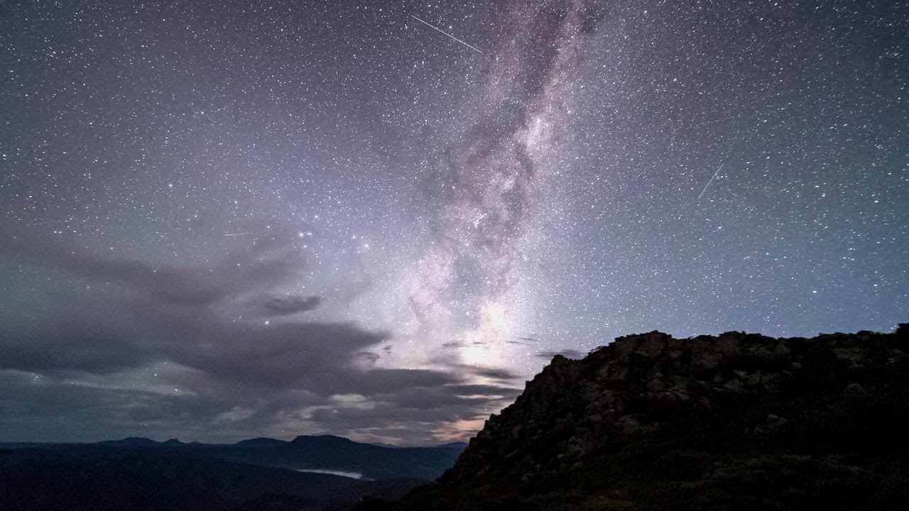 Milky Way: Δείτε τον γαλαξία να ανυψώνεται στον ορίζοντα της αυγής σε timelapse (βίντεο)