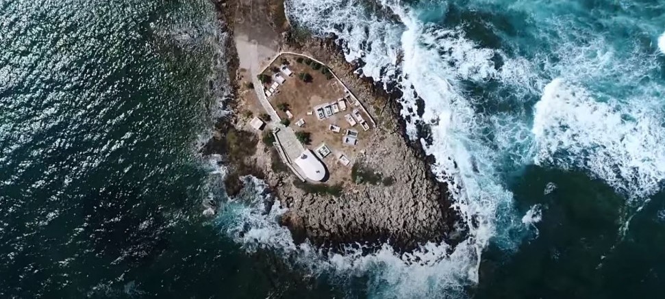 Άγιος Φωκάς: Tο ανατριχιαστικό νησί της Ελλάδας που «κατοικούν»… μόνο νεκροί (βίντεο)