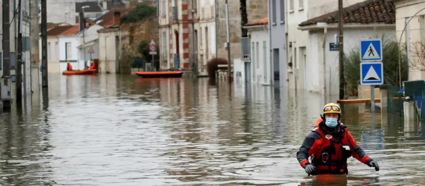 Σφοδρή κακοκαιρία έπληξε την Γαλλία – Σαρωτικές πλημμύρες στο νοτιοδυτικό κομμάτι της χώρας