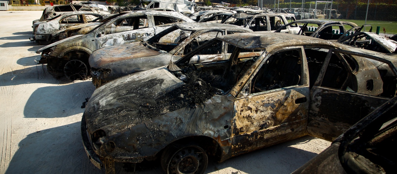 Ηράκλειο: Πυρκαγιά σε μάντρα ενοικιαζομένων οχημάτων – Κάηκαν 16 αυτοκίνητα