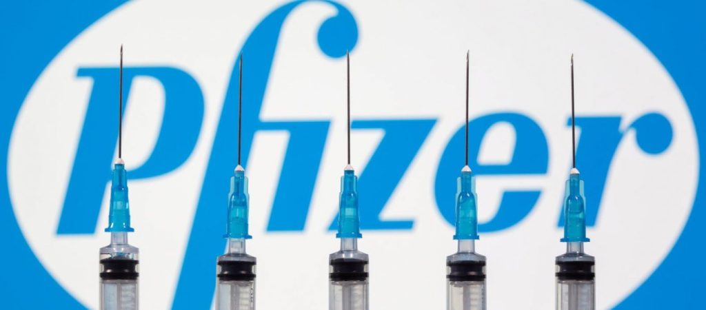 Εμβόλιο Pfizer: Ερευνητές εισηγούνται να γίνεται αργότερα η χορήγηση της β’ δόσης