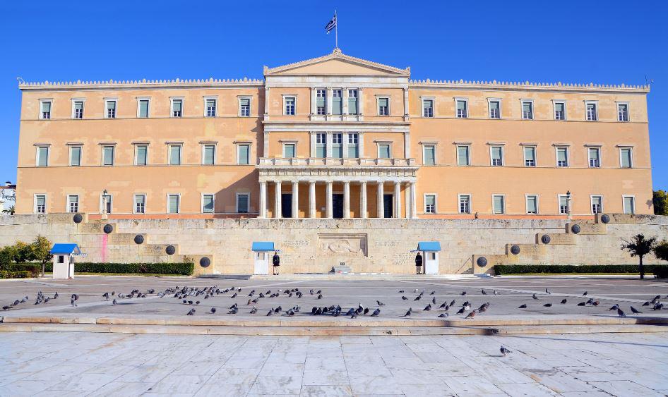 Συμπληρώνονται 40 χρόνια από την ένταξη της Ελλάδας στην ΕΕ – Με το επετειακό λογότυπο θα φωταγωγηθεί η Βουλή