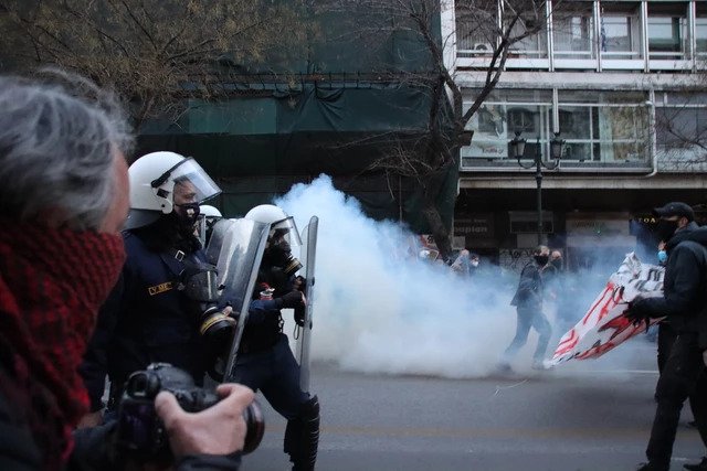 Πανεπιστημίου: Ένταση με χημικά και κρότου λάμψης σε πορεία για τoν Κουφοντίνα