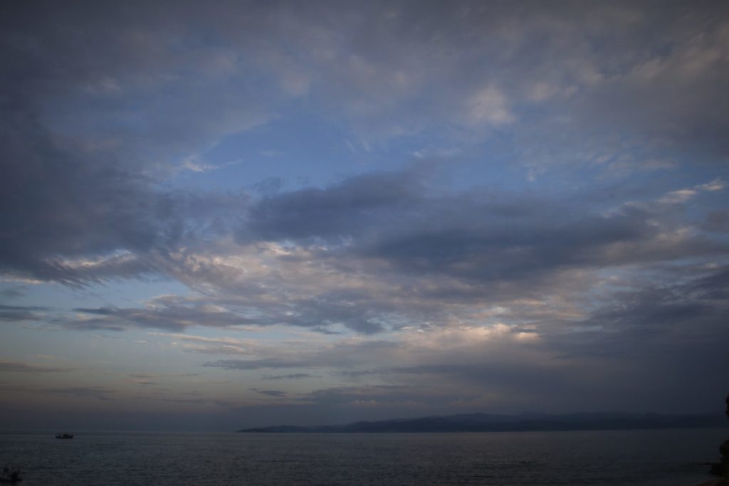 Συννεφιασμένη Κυριακή – Σε ποιες περιοχές θα βρέξει και ποιοι θα δουν χιόνι